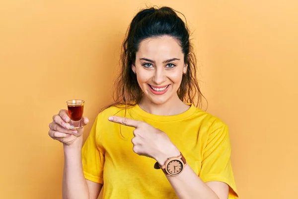 Ung Latinamerikansk Kvinna Dricker Whisky Skott Ler Glad Pekar Med — Stockfoto