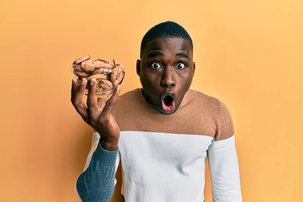 Ung Afrikansk Amerikansk Man Håller Skål Med Choklad Chips Cookies — Stockfoto