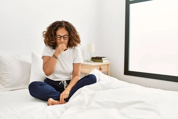 Mujer Hispana Mediana Edad Sentada Cama Casa Sintiéndose Mal Tosiendo —  Fotos de Stock