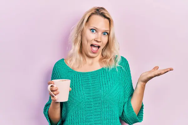 Mulher Loira Branca Bonita Bebendo Uma Xícara Café Celebrando Realização — Fotografia de Stock