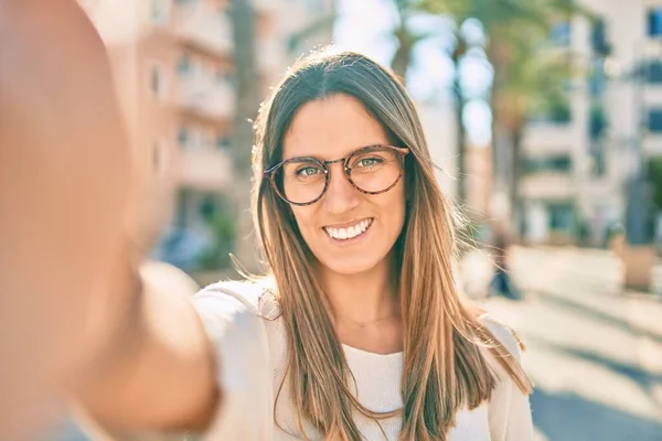 Genç Beyaz Kadın Gülümsüyor Şehrin Kamerasının Önünde Selfie Çekerken Mutlu — Stok fotoğraf