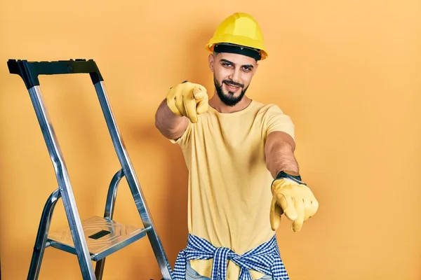 Homem Bonito Com Barba Por Escadas Construção Usando Chapéu Duro — Fotografia de Stock