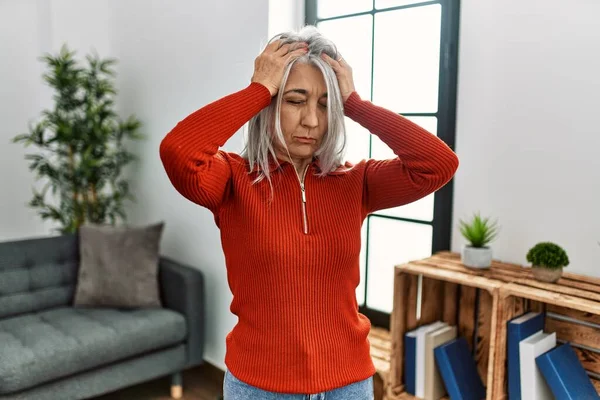 Mujer Pelo Gris Mediana Edad Vistiendo Ropa Casual Pie Casa — Foto de Stock