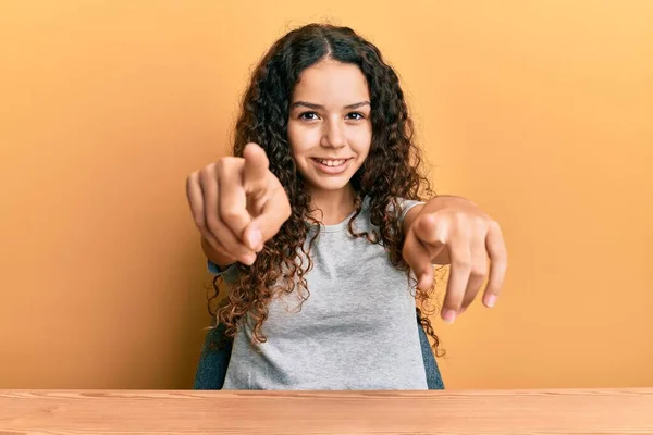 Adolescente Hispana Vestida Con Ropa Casual Sentada Mesa Señalándote Cámara — Foto de Stock