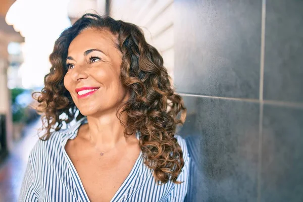 Mujer Hispana Mediana Edad Sonriendo Feliz Apoyada Pared Ciudad —  Fotos de Stock