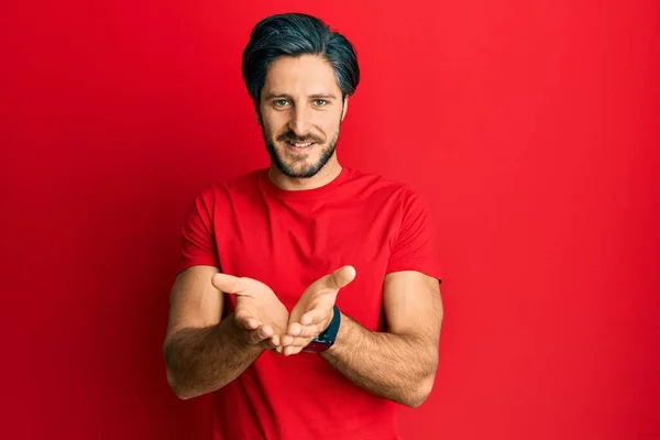 Jovem Hispânico Vestindo Camiseta Vermelha Casual Sorrindo Com Mãos Palmas — Fotografia de Stock