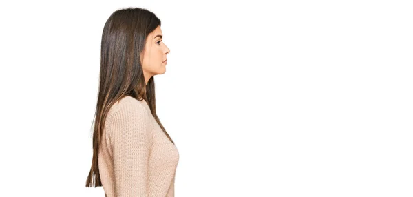 Mujer Morena Joven Vistiendo Suéter Invierno Casual Mirando Lado Pose —  Fotos de Stock