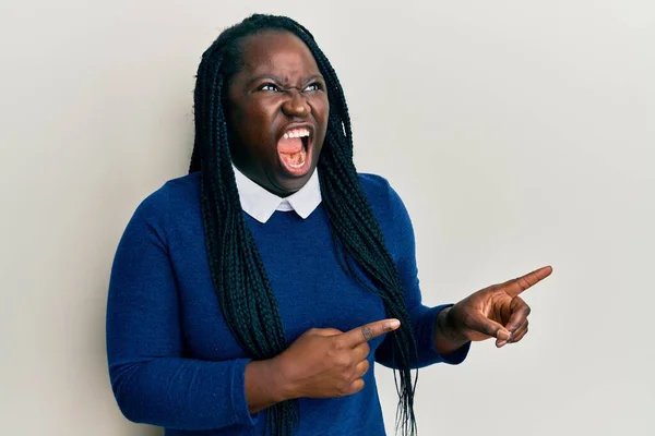 Jonge Zwarte Vrouw Met Vlechten Omhoog Wijzend Met Vingers Naar — Stockfoto
