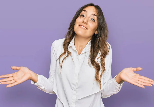 Mujer Morena Joven Con Ropa Casual Expresión Despistada Confusa Con — Foto de Stock