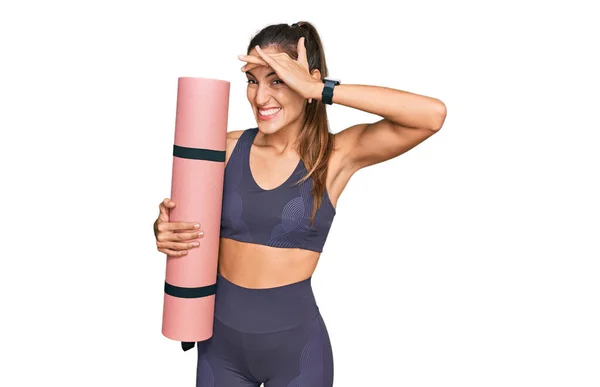 Joven Hermosa Mujer Usando Ropa Deportiva Sosteniendo Estera Yoga Estresada —  Fotos de Stock