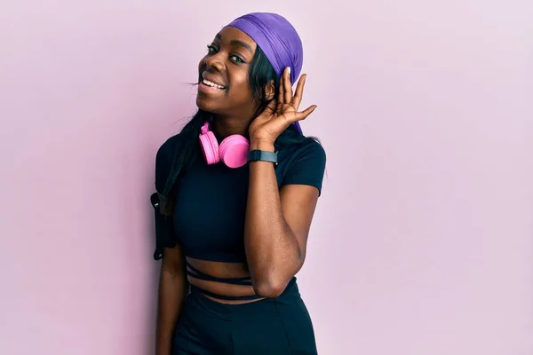 Jovem Afro Americana Vestindo Roupas Ginástica Usando Fones Ouvido Sorrindo — Fotografia de Stock