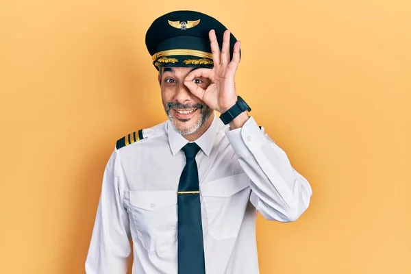 Charmant Homme Âge Moyen Aux Cheveux Gris Portant Uniforme Pilote — Photo