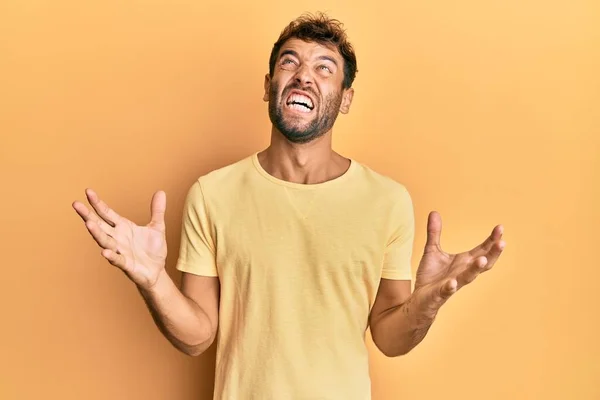 Hombre Guapo Con Barba Llevando Camiseta Amarilla Casual Sobre Fondo — Foto de Stock