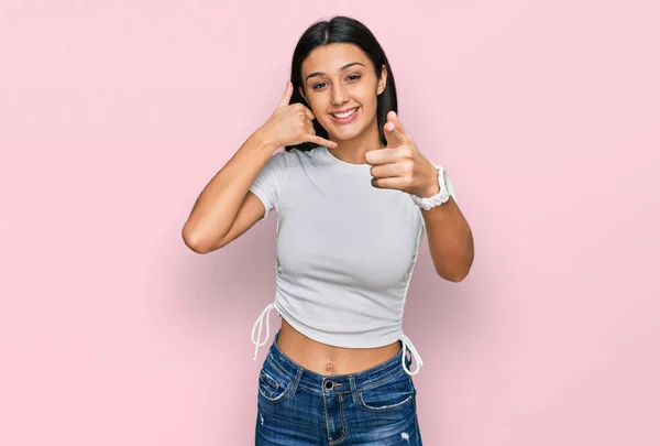 Jong Latijns Amerikaans Meisje Met Een Casual Wit Shirt Glimlachend — Stockfoto