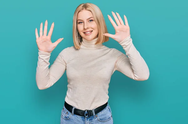 Молода Блондинка Повсякденному Одязі Показує Вказує Пальцями Номер Десять Посміхаючись — стокове фото