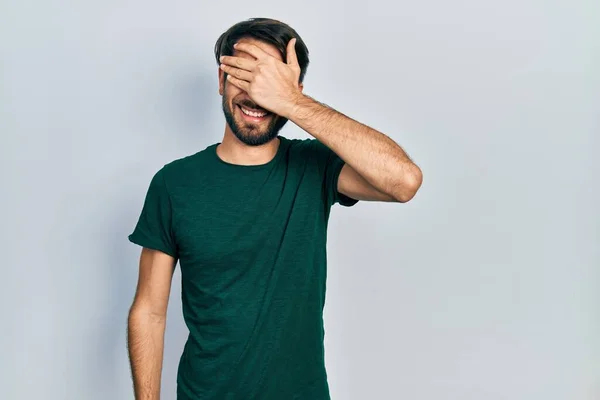 Jovem Hispânico Vestindo Camiseta Branca Casual Sorrindo Rindo Com Mão — Fotografia de Stock