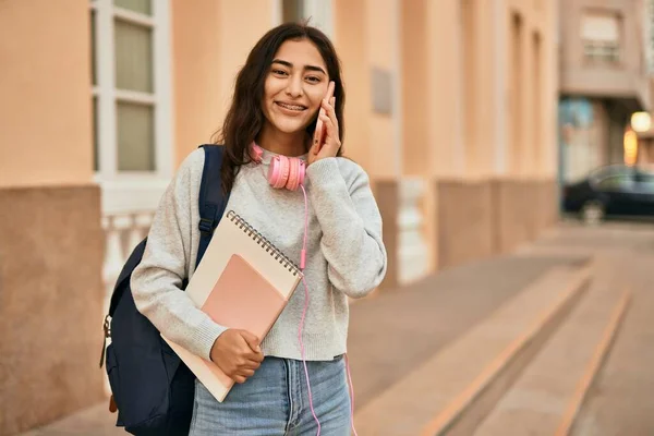 Mladý Středovýchodní Student Dívka Usměvavý Šťastný Mluvení Smartphone Městě — Stock fotografie