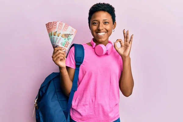 Mladá Africká Americká Dívka Nosí Studentský Batoh Drží Novozélandské Dolary — Stock fotografie