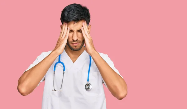 Homem Bonito Jovem Vestindo Uniforme Médico Estetoscópio Sofrendo Dor Cabeça — Fotografia de Stock