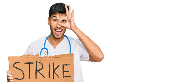 Jovem Bonito Homem Vestindo Médico Uniforme Segurando Greve Banner Papelão — Fotografia de Stock