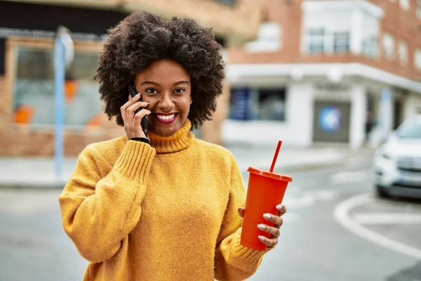 Ung Afrikansk Amerikansk Flicka Talar Smartphone Och Dricka Läsk Staden — Stockfoto