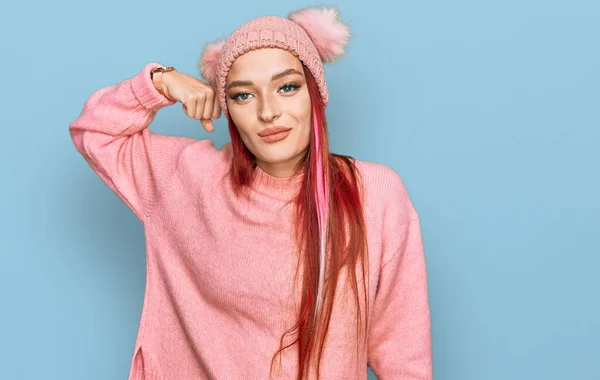 Mulher Branca Jovem Vestindo Roupas Casuais Boné Pessoa Forte Mostrando — Fotografia de Stock