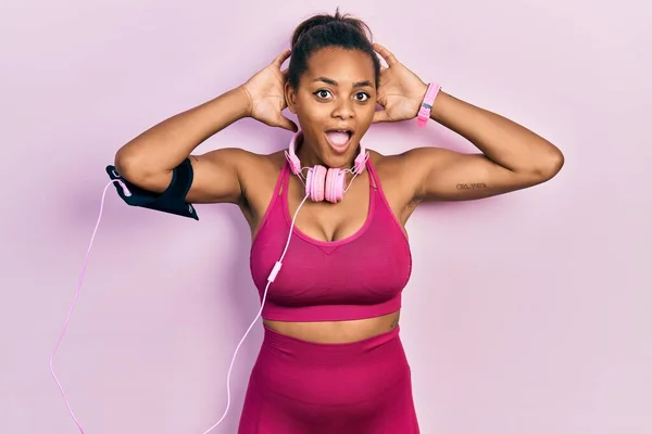 Chica Afroamericana Joven Que Usa Ropa Gimnasio Usa Auriculares Locos —  Fotos de Stock