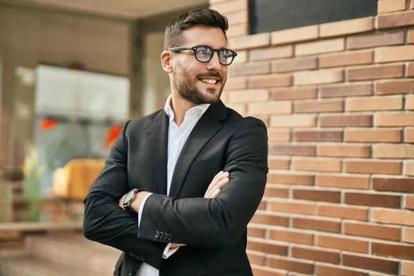 Joven Empresario Hispano Con Los Brazos Cruzados Sonriendo Feliz Ciudad —  Fotos de Stock