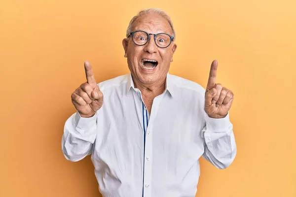 Senior Kaukasische Man Wijzen Met Vingers Vieren Gek Verbaasd Voor — Stockfoto