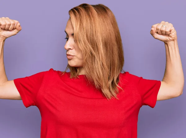 Mujer Joven Hispana Con Camiseta Roja Casual Mostrando Los Músculos — Foto de Stock