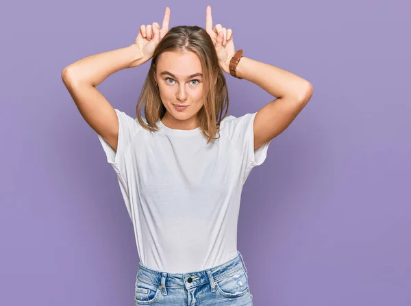 Bella Giovane Donna Bionda Che Indossa Casual Shirt Bianca Facendo — Foto Stock