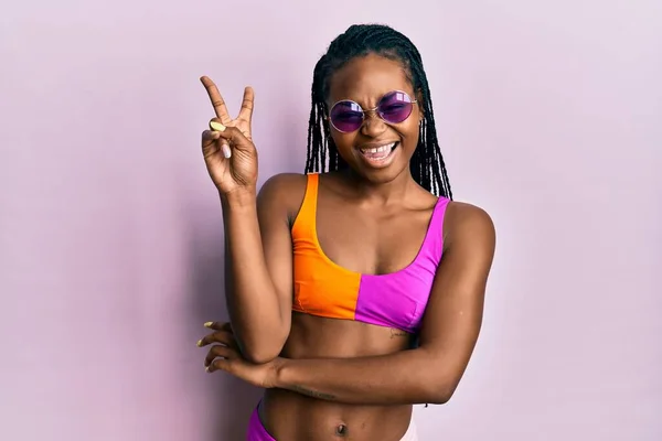 Junge Afrikanisch Amerikanische Frau Mit Bikini Und Sonnenbrille Lächelt Mit — Stockfoto
