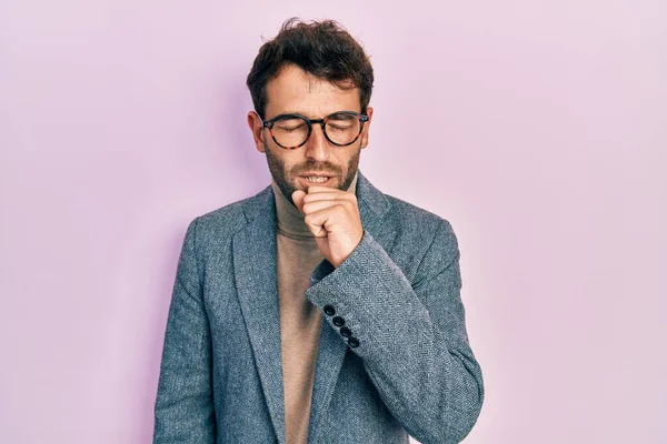 Hombre Guapo Con Barba Usando Chaqueta Negocios Gafas Sintiéndose Mal — Foto de Stock