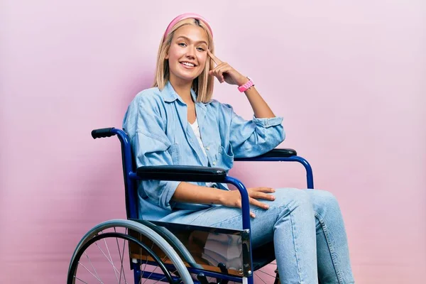 Tekerlekli Sandalyede Oturan Güzel Sarışın Kadın Gülümseyerek Tek Parmağıyla Kafasını — Stok fotoğraf