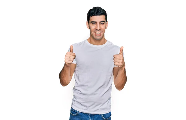 Bello Ispanico Uomo Indossa Casual Bianco Shirt Segno Successo Facendo — Foto Stock