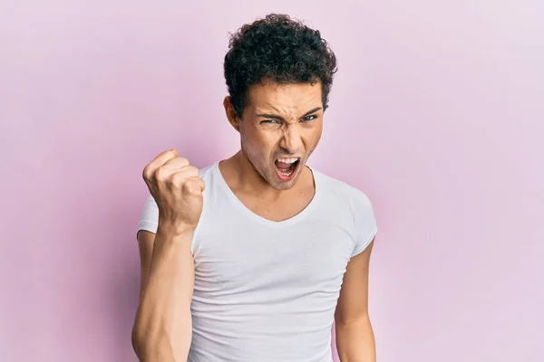 Genç Yakışıklı Bir Adam Öfkeyle Bağırırken Kızgın Sinirli Bir Şekilde — Stok fotoğraf