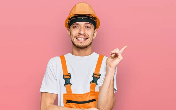 Hispánský Mladý Muž Uniformě Údržbář Bezpečnost Hardhat Úsměvem Šťastný Ukazující — Stock fotografie