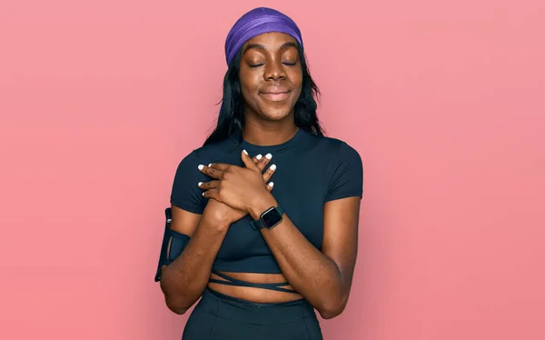 Jovem Afro Americana Vestindo Roupas Esportivas Sorrindo Com Mãos Peito — Fotografia de Stock
