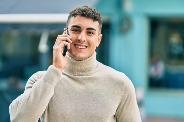 Νεαρός Ισπανός Χαμογελάει Χαρούμενος Μιλώντας Στο Smartphone Της Πόλης — Φωτογραφία Αρχείου
