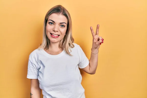 Schöne Kaukasische Frau Trägt Legeres Weißes Shirt Und Zeigt Mit — Stockfoto