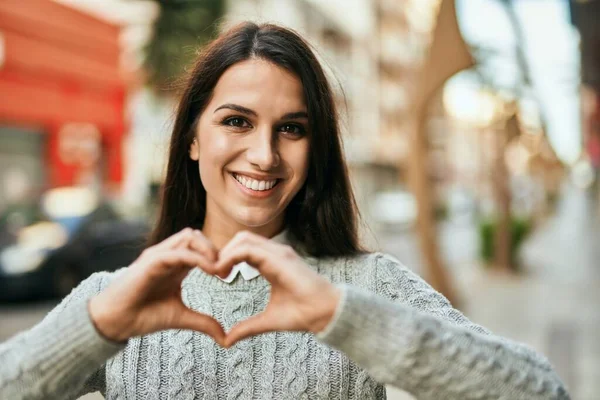 Genç Spanyol Kadın Gülümsüyor Mutlu Bir Kalp Yapıyor Şehirde Elleri — Stok fotoğraf