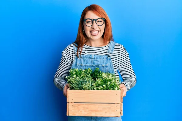 Mooie Roodharige Vrouw Houden Van Houten Plant Pot Steken Tong — Stockfoto