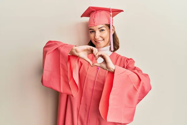 Jeune Femme Caucasienne Portant Casquette Graduation Robe Cérémonie Souriant Dans — Photo