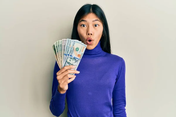 Jovem Chinesa Segurando Dólares Assustada Espantada Com Boca Aberta Para — Fotografia de Stock