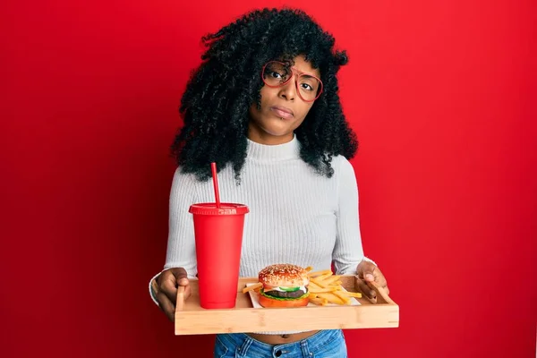 Afrikansk Amerikansk Kvinna Med Afro Hår Äter Välsmakande Klassisk Burgare — Stockfoto
