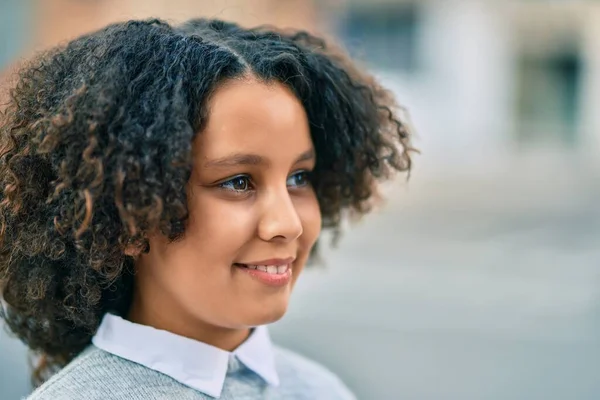 Bedårande Hispanic Barn Flicka Ler Glad Stående Vid Staden — Stockfoto