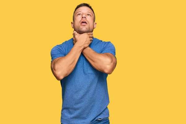 Handsome Muscle Man Wearing Casual Clothes Shouting Suffocate Because Painful — Stock Photo, Image