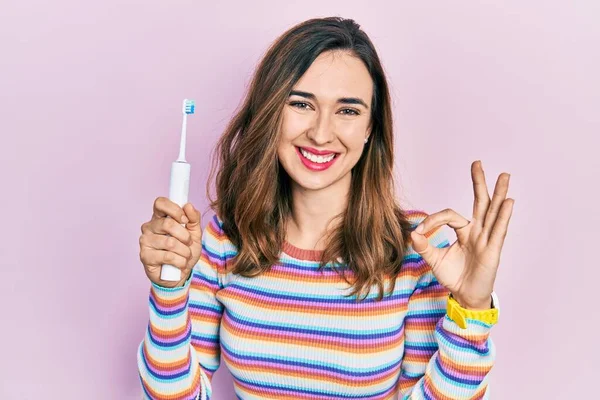 Menina Hispânica Jovem Segurando Escova Dentes Elétrica Fazendo Sinal Com — Fotografia de Stock