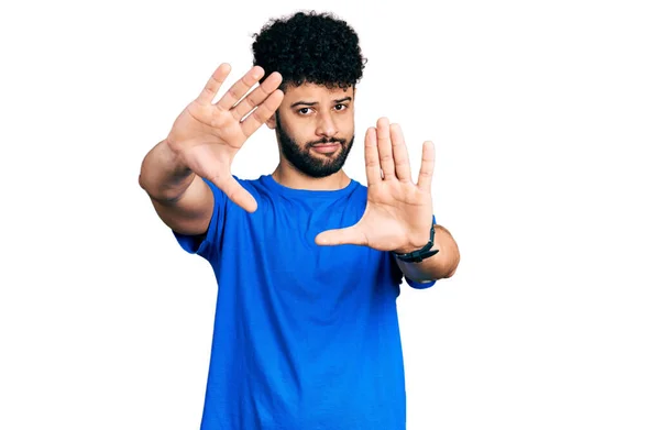 Jonge Arabische Man Met Baard Casual Blauw Shirt Doet Frame — Stockfoto