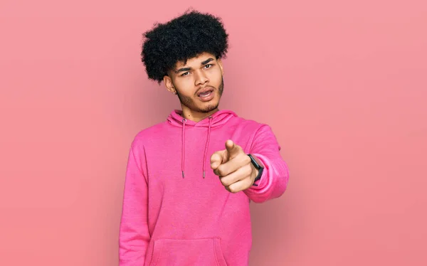 Joven Hombre Afroamericano Con Pelo Afro Usando Sudadera Rosa Casual —  Fotos de Stock